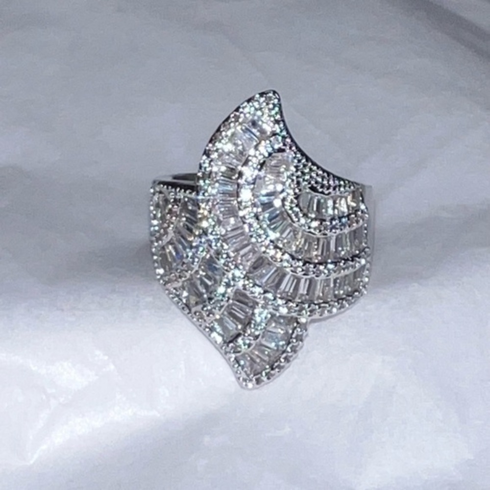 18k white gold wide cocktail ring swirl diamonds vvs1 clear gorgeous ring silver